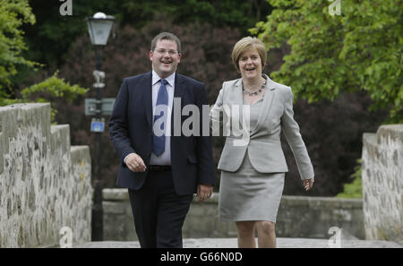 La MSP nouvellement élue pour Aberdeen Donside Mark McDonald et la première ministre adjointe Nicola Sturgeon célèbrent la victoire du SNP à l'élection partielle du Brig o' Balgownie à Aberdeen. Banque D'Images