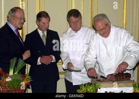 Le prince de Galles attend une coupe de bœuf britannique de premier ordre, sculptée par James Viane (à droite), chef à la résidence de l'ambassadeur britannique, avec Brian Turner (2e à droite), chef de la télévision britannique, et Peter Barr (à gauche) du MLC (Commission de la viande et du bétail, pour la Grande-Bretagne).* le Prince est à la résidence de l'ambassadeur britannique dans le centre de Paris.Le prince passera la journée dans la capitale française, rencontrera le président Chirac et fera la promotion du bœuf britannique pendant son séjour.C'est le premier engagement du prince à Paris depuis la mort de Diana, la princesse de Galles. Banque D'Images