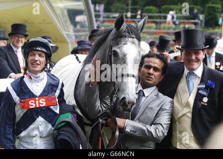 Le jockey Richard Hughes (à gauche) célèbre la victoire des piquets de Coronation sur Sky Lantern, avec l'entraîneur Richard Hannon (à droite) Banque D'Images