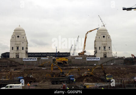 Une pelle allemande connue sous le nom de « Goliath » (à côté de la tour sur la droite) commence la démolition des tours jumelles du stade de Wembley, à Londres. Le creuseur mécanique a commencé son assaut sur le dôme de la tour ouest juste après 14h00. * les deux tours devraient être abaissent d'ici la fin de lundi, car la mise à niveau du sol entre dans ses étapes finales. Il sera remplacé par un projet de 757 millions de reconversion de l'ensemble du site. Banque D'Images