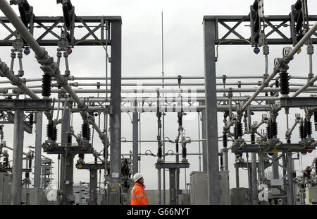 Un ingénieur inspecte la station d'alimentation à Sellinge, dans le Kent, qui alimente les câbles aériens de 25,000 volts sur la nouvelle liaison ferroviaire du tunnel sous la Manche, dont les premières sections sont activées sur les 46 km de la nouvelle voie ferrée entre Fawkham Junction, près de Swanley.* ... et le complexe du tunnel sous la Manche à Cheriton.Une fois achevé en 2007, le CTRL de 5.2 milliards permettra de réduire de moitié les temps de trajet du centre de Londres au tunnel sous la Manche.Les trains Eurostar commenceront bientôt à tester la ligne à des vitesses allant jusqu'à 186 mph. Banque D'Images