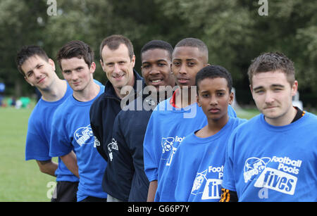 Steve Claridge (troisième à gauche) et Dominic Poléon (centre) de Leeds United soutiennent les matchs de football de StreetGames Fives lors des matchs de football de StreetGames Fives à Hackney Marshes, Londres. Banque D'Images