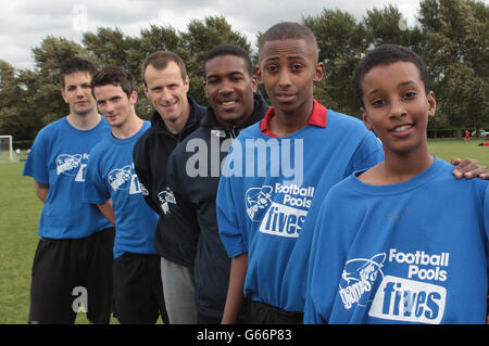 Steve Claridge (troisième à gauche) et Dominic Poléon (centre) de Leeds United soutiennent les matchs de football de StreetGames Fives lors des matchs de football de StreetGames Fives à Hackney Marshes, Londres. Banque D'Images