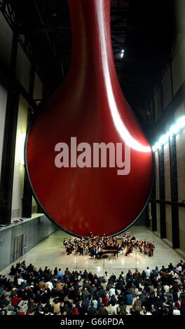 La Sinfonietta de Londres et la Royal Academy of Music exécutent « hommage à Anish Kapoor et sa sculpture Marysa » d'Arvo part au Tate Modern de Londres. Banque D'Images