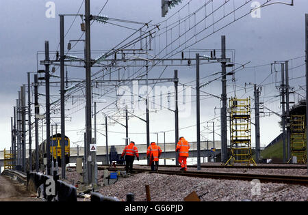 Les ingénieurs travaillant sur la nouvelle liaison ferroviaire du tunnel sous la Manche près de Sandling, dans le Kent, effectuent les derniers contrôles sur les lignes électriques aériennes de 25,000 volts 07/02/03 - les premières sections ont été activées sur les 46 miles (74 km) de nouveau chemin de fer entre Fawkham Junction, près de Swanley, *... et le complexe du tunnel sous la Manche à Cheriton. Une fois achevé en 2007, le CTRL de 5.2 milliards permettra de réduire de moitié les temps de trajet du centre de Londres au tunnel sous la Manche. Bientôt, les trains Eurostar commenceront à prendre le test de la ligne à des vitesses allant jusqu'à 186 mph. Voir PA Story TRANSPORT tunnel. Banque D'Images