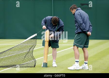 Tennis - Championnats de Wimbledon 2013 - première journée - le club de tennis et de croquet de pelouse de toute l'Angleterre.Les préparatifs du court sont faits pour le premier jour des championnats de Wimbledon au All England Lawn tennis and Croquet Club, Wimbledon. Banque D'Images