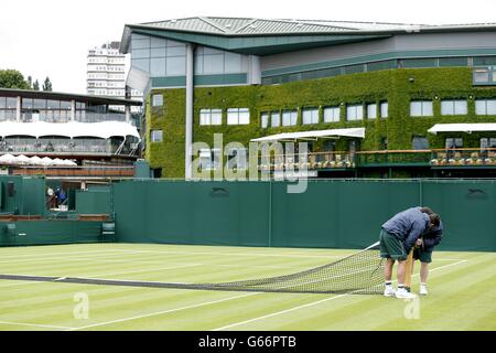 Tennis - Championnats de Wimbledon 2013 - première journée - le club de tennis et de croquet de pelouse de toute l'Angleterre.Les préparatifs du court sont faits pour le premier jour des championnats de Wimbledon au All England Lawn tennis and Croquet Club, Wimbledon. Banque D'Images