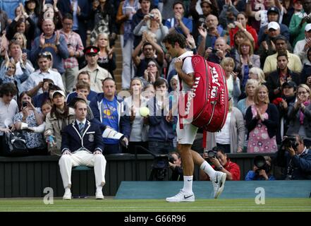 Roger Federer, Suisse, s'en va au-delà du terrain après avoir été battu par le Sergiy Stakhovsky d'Ukraine lors du troisième jour des championnats de Wimbledon au All England Lawn tennis and Croquet Club, Wimbledon. Banque D'Images