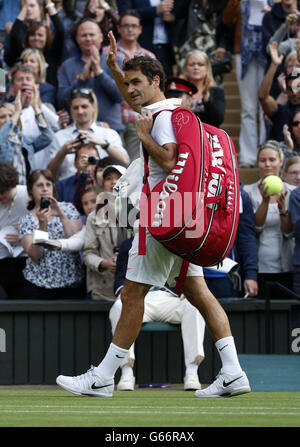 Roger Federer, Suisse, s'en va au-delà du terrain après avoir été battu par le Sergiy Stakhovsky d'Ukraine lors du troisième jour des championnats de Wimbledon au All England Lawn tennis and Croquet Club, Wimbledon. Banque D'Images