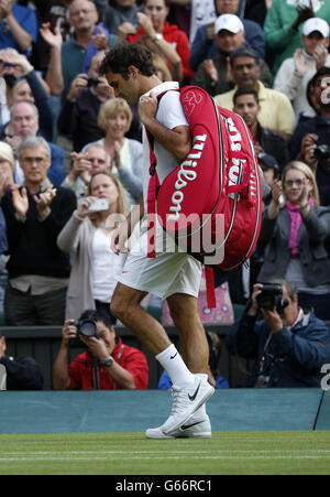 Roger Federer, Suisse, s'est abattu après sa défaite au Sergiy Stakhovsky, en Ukraine, lors du troisième jour des championnats de Wimbledon au All England Lawn tennis and Croquet Club, Wimbledon. Banque D'Images