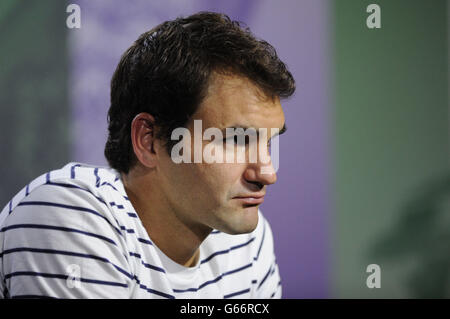 Roger Federer, de Suisse, parle lors d'une conférence de presse après sa défaite au Sergiy Stakhovsky d'Ukraine pendant le troisième jour des championnats de Wimbledon au All England Lawn tennis and Croquet Club, Wimbledon. Banque D'Images