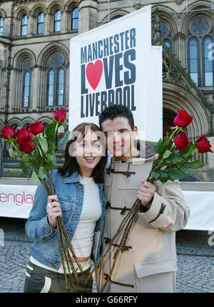 Samia Ghadie (qui joue Maria) et Ryan Thomas (qui joue Jason), la plus grande carte de Saint-Valentin de l'extérieur de l'hôtel de ville de Manchester à Liverpool, pour soutenir la candidature de Liverpool pour devenir la capitale européenne de la culture 2008. Banque D'Images