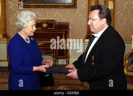 La reine Elizabeth II de Grande-Bretagne accepte la lettre de créance de M. Ihor Mitiukov, ambassadeur de l'Ukraine, lors d'un audience privée au Palais de Buckingham. Banque D'Images