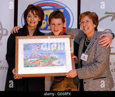 Lauréat des Write4GOSH Awards 2003, Tom Bird, d'Angus, en Écosse, pose avec la femme du Premier ministre, Cherie Blair (à gauche), et Jane Collins, PDG de GOSH (Great Ormond Street Hospital) lors d'un photocall à Londres. *... Tom a remporté le prix de son article « tout ce qui est arrivé aux contes de fées. Son prix était une aquarelle d'une scène de Peter Pan par JM Barrie. Banque D'Images