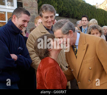 Le prince de Galles reçoit un baiser de Saint-Valentin de Pauline Knibb de East Keswick, dans le North Yorkshire, lors d'une visite dans le comté. * lors de sa visite d'une journée dans le Yorkshire, Charles, connu pour son intérêt pour la conservation, a été montré autour du site de 35 acres de bois ancien dans le village du West Yorkshire, en voyant le travail de l'East Keswick Wildlife Trust qui gère le bois. Banque D'Images