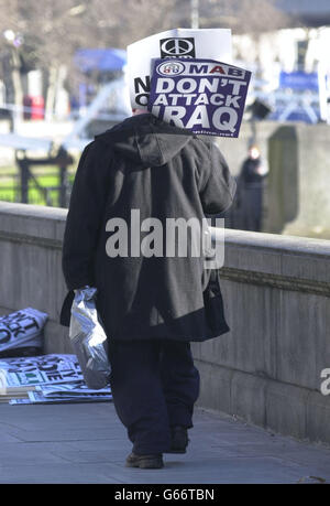 Un manifestant pour la paix se rend à la marche anti-guerre dans le centre de Londres. La marche devrait attirer au moins un demi-million de personnes dans la capitale. Banque D'Images