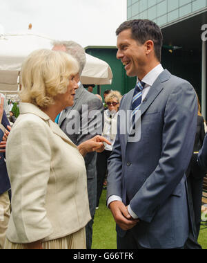 La duchesse de Cornwall rencontre l'ancien joueur de tennis britannique Tim Henman lors d'une visite aux championnats de tennis de Wimbledon au All England Lawn tennis and Croquet Club, Wimbledon. Banque D'Images