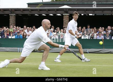 Les grands Britanniques Jamie Delgado (à gauche) et l'Australias Matthew Ebden (à droite) en action contre les Lleyton Hewitt et les Mark Knowles de Bahama au cours du quatrième jour des championnats de Wimbledon au All England Lawn tennis and Croquet Club, Wimbledon. Banque D'Images