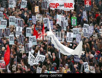 Les manifestants anti-guerre descendent Piccadilly, dans le centre de Londres, pour rejoindre le rallye de Hyde Park. Banque D'Images