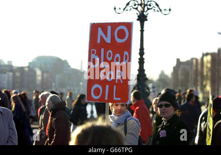 Des manifestants anti-guerre traversent le pont O'Connell au-dessus de la rivière Liffey, à Dublin, au cours d'une manifestation anti-guerre qui a amené environ 20,000 personnes dans les rues. Banque D'Images