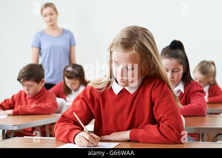 Élève de sexe féminin à 24 Prendre examen scolaire Banque D'Images