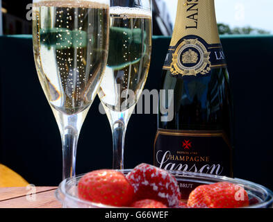 Tennis - Championnats de Wimbledon 2013 - 6e jour - le club de tennis et de croquet de pelouse de toute l'Angleterre.Champagne et fraises pendant la sixième journée des championnats de Wimbledon au All England Lawn tennis and Croquet Club, Wimbledon. Banque D'Images