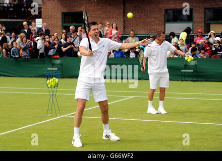 Tim Henman dirige une formation principale sur HSBC Road to Wimbledon au cours du sixième jour des championnats de Wimbledon au All England Lawn tennis and Croquet Club, Wimbledon. Banque D'Images