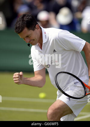 Tim Henman dirige une formation principale sur HSBC Road to Wimbledon au cours du sixième jour des championnats de Wimbledon au All England Lawn tennis and Croquet Club, Wimbledon. Banque D'Images