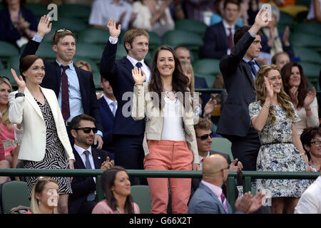 Le cycliste olympique (avant gauche-droite) Victoria Pendleton, Danielle 'Dani' King, Laura Trott, (arrière gauche-droite) Philip Hindes, Jason Kenny et Steven Burke dans la boîte royale pendant le sixième jour des championnats de Wimbledon au All England Lawn tennis and Croquet Club, Wimbledon. Banque D'Images