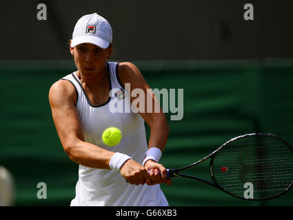 Marina Erakovic de Nouvelle-Zélande en action contre Laura Robson de Grande-Bretagne pendant le sixième jour des Championnats de Wimbledon au All England Lawn tennis and Croquet Club, Wimbledon. Banque D'Images