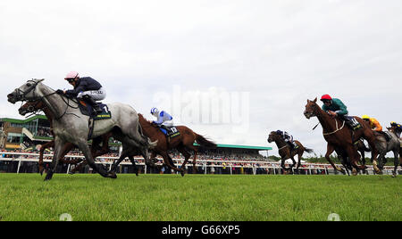 Le Tominateur, monté par Graham Lee (numéro 1), remporte la John Smiths Northumberland plate lors de la John Smiths Northumberland plate Day au Newcastle Racecourse, à Newcastle. Banque D'Images