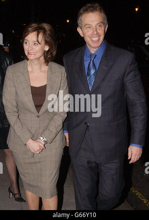 Le Premier ministre britannique Tony Blair et sa femme Cherie arrivent au parti sortant du rédacteur sortant de Sun, David Yelland, à Londres. Banque D'Images