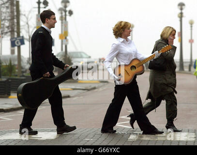 La conservatrice du Beatles Story Museum, Sandra Quayle (à droite), porte la guitare d'enfance Egmond de l'ancien Beatle George Harrison qui sera exposée au Beatles Story Museum d'Albert Dock, à Liverpool. * l'exposition sera ouverte demain pour coïncider avec le 60e anniversaire de la naissance de Harrison Banque D'Images