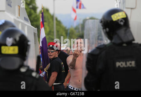 Les loyalistes affrontent la police dans le nord de Belfast, suite à la décision de la Commission des parades nommée par le gouvernement d'interdire aux Orangemen de traverser Ardoyne dans le nord de Belfast, après une journée de défilés pacifiques du 12 juillet à travers l'Irlande du Nord. Banque D'Images