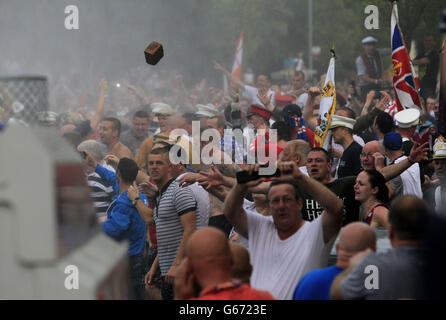 Les loyalistes affrontent la police dans le nord de Belfast, suite à la décision de la Commission des parades nommée par le gouvernement d'interdire aux Orangemen de traverser Ardoyne dans le nord de Belfast, après une journée de défilés pacifiques du 12 juillet à travers l'Irlande du Nord. Banque D'Images