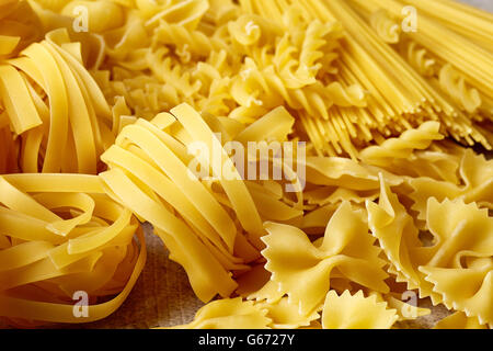 Divers types de pâtes sur la table en pierre grise Banque D'Images