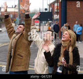 Couronnement Street stars (à partir de la gauche) Jonathan Wather, qui joue Joe carter, Chris Gascoyne, qui joue Peter Barlow et Sally Lindsey, Qui joue Shelley Unwin, regardez comme collègues Simon Gregson et Suranne Jones, en rappel à 100 pieds sur le côté du bâtiment de télévision de Grenade à Manchester, pour dévoiler une bannière pour soutenir la tentative de Liverpool de devenir la ville européenne de la Culture 2008. Banque D'Images