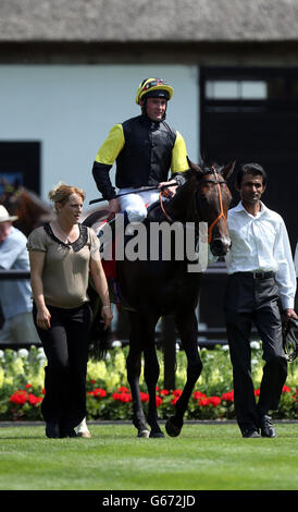 Les forces de l'ordre, criblées par Dane O'Neill, remportent les enjeux du jeu de handicap du Casino 32Red lors de la coupe de juillet de Darley au Festival de juillet de Piper-Heidsieck, à l'hippodrome de Newmarket, à Newmarket. Banque D'Images