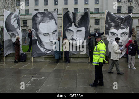 Un policier se tient devant une manifestation devant Downing Street dans le centre de Londres, où plus de 30 personnes se sont tournées vers le 31e anniversaire du dimanche sanglant en Irlande du Nord. * les bannières affichées visages pour représenter les 13 personnes qui ont été tuées par la police ce jour-là alors qu'un autre décès s'est produit plus tard après la marche des droits civils. Des proches endeuillés appellent le Premier ministre Tony Blair à ordonner à l’armée de remettre des films et des photographies des fusillades de 1972 alors que les chefs de campagne ont adressé une lettre au No 10. Banque D'Images