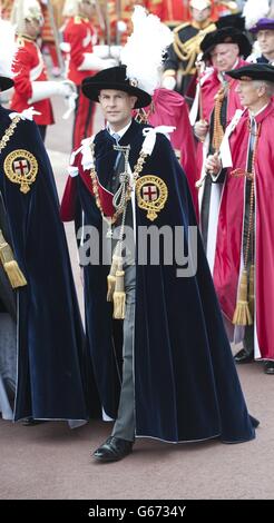 Le comte de Wessex marche en procession pendant qu'il assiste au service annuel de l'ordre du Garter à la chapelle Saint-Georges, au château de Windsor, à Windsor. Banque D'Images