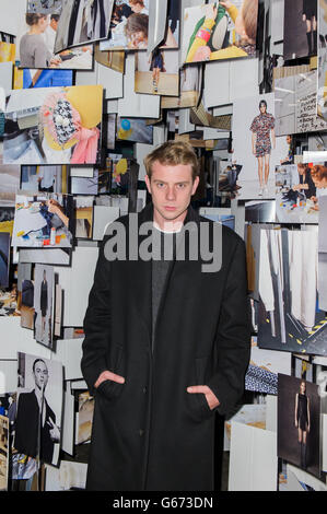 Le couturier J.W. .Anderson arrive à la soirée suivante pour son spectacle, qui faisait partie de London Collections: Men, pour coïncider avec le sac d'appareil photo en cuir collaboratif J.W. Anderson et Nikon 1, à l'usine 7 à Londres. ASSOCIATION DE PRESSE Date de la photo : lundi 17 juin 2013. Le crédit photo devrait se lire comme suit : Anthony Upton/PA Wire Banque D'Images