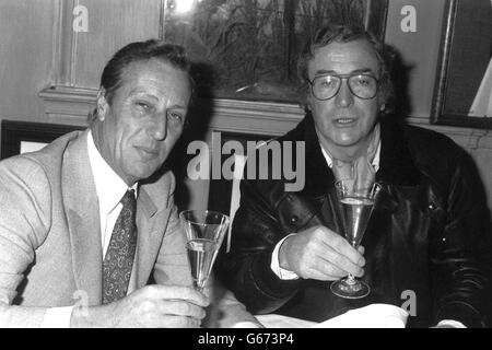 News - Michael Caine et Frederick Forsyth - Langan's Brasserie - Londres Banque D'Images