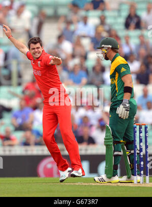 James Anderson (à gauche), en Angleterre, célèbre la participation au cricket de Colin Ingram, lbw pour 0 en Afrique du Sud lors du trophée Champions de la CPI, semi-finale à l'Oval, Londres. Banque D'Images