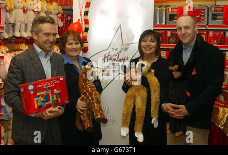 De gauche à droite ; le jury, Stephen Bayley, Libby Purves, Lorraine Kelly et Matt Seaton lors du lancement du « Prix Hamleys pour le meilleur jouet 2003 » à Hamleys sur Regent Street, dans le centre de Londres. * le prix Hamleys pour le meilleur jouet honore les meilleurs nouveaux jouets sortis chaque année et est le seul grand prix de jouets du Royaume-Uni. Banque D'Images