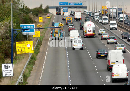 289 millions de mesures pour élargir la M1 dans le Hertfordshire et le Bedfordshire. Le projet consiste à élargir les deux voies de l'autoroute M1 entre la M25 et Luton à quatre voies. Banque D'Images