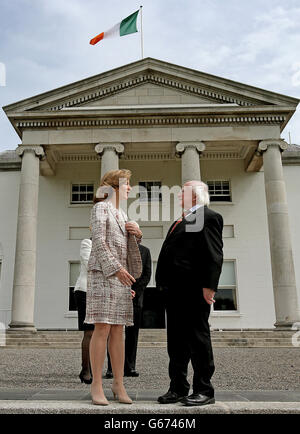 Le président irlandais Michael D Higgins s'entretient avec Caroline Kennedy, la fille de John F Kennedy à Aras an Uachtarain, la résidence officielle du président à Dublin. Des membres de la famille Kennedy sont en Irlande pour participer à une série d'événements qui marquaient 50 ans de sa visite. Banque D'Images