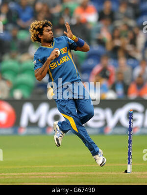 Le Lasith Malinga, au Sri Lanka, a remporté le Trophée des champions de l'ICC, demi-finale au stade SWALEC, à Cardiff. Banque D'Images