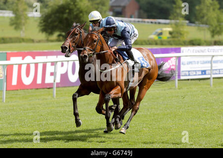 (De gauche à droite) Jockey Kieron Fallon sur Supernova Heights et Jockey William Buick sur Woodland Aria pendant les conditions de Charnwood Forest Fillies enjeux à l'hippodrome de Leicester Banque D'Images