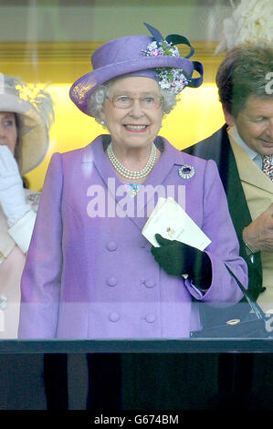 La reine Elizabeth II de Grande-Bretagne après son cheval, Estimate, a gagné la coupe d'or le troisième jour de la rencontre de la Royal Ascot à l'hippodrome d'Ascot, Berkshire. Banque D'Images