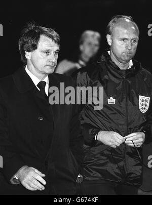 Bobby Robson, le directeur de l'Angleterre, et Don Howe, l'entraîneur, ont l'air débatiqué lorsqu'ils se promondront sur le terrain de Wembley et que le camp d'origine a perdu 1-0 au Danemark lors du match de championnat d'Europe de Wembley. Banque D'Images